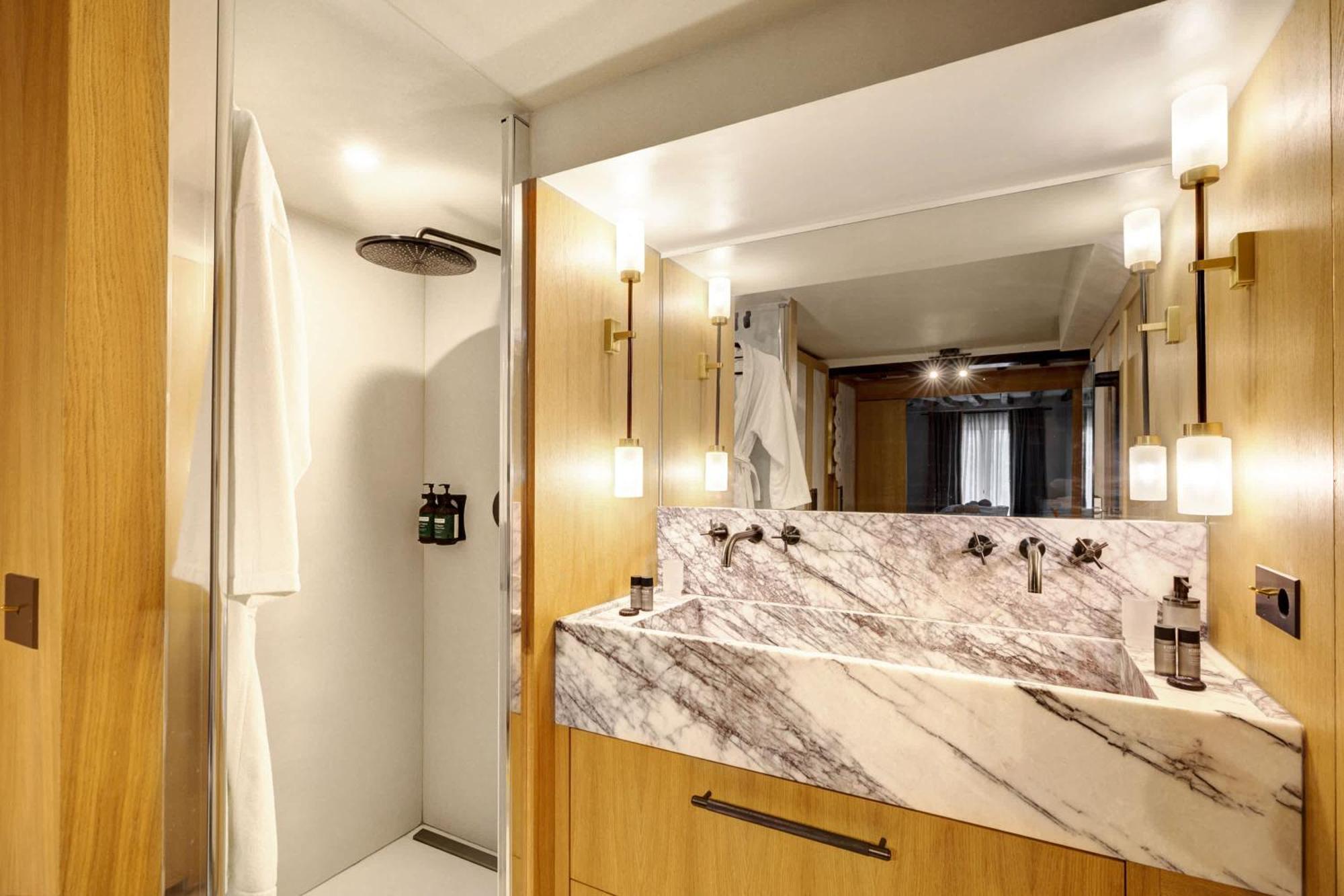 Ultra Luxe Et Confort Au Coeur Des Champs-elysees